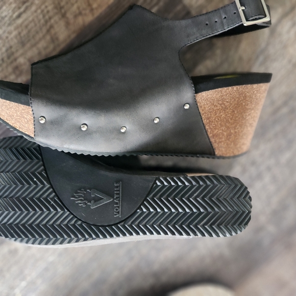 Like New Volatile Division Wedge size 10 - Picture 3 of 4